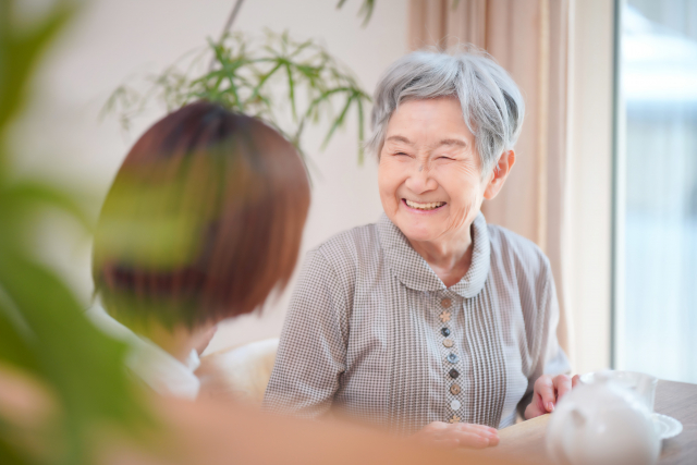 介護士と話す高齢者