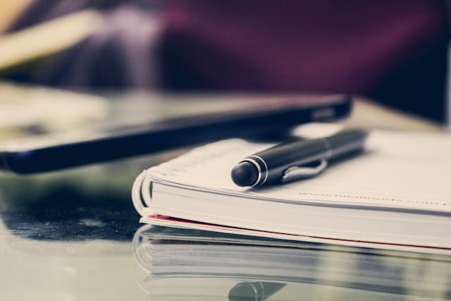 面接内容を評価するためのチェックポイントを書き込むノートブック
