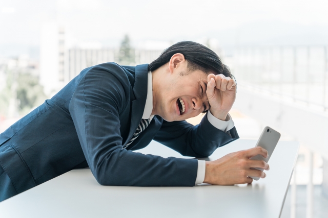 就労ビザの申請でミスに気付いた男性社員
