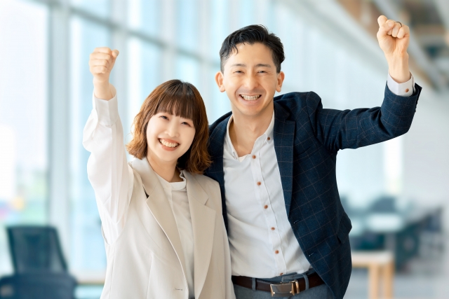 ビザ申請が成功し喜びを表現している社員