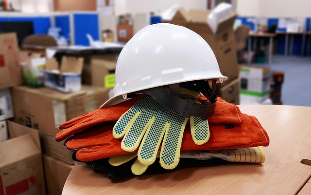 外国人労働者が使用するヘルメットや手袋など