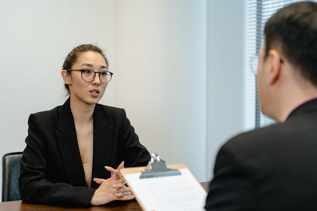 外国人の採用面接をしている様子