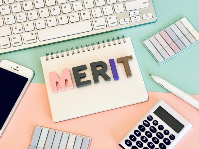 MERITと書かれたアルファベットと計算機