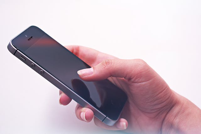 携帯の契約サポートをイメージしたスマホ