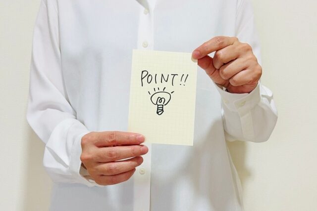 POINTと書かれたメモを手に持つ社員