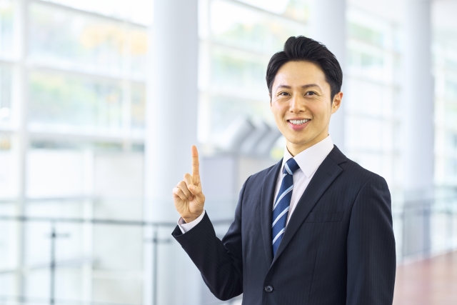 ポイントを説明している男性