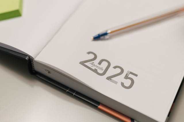 2025年と書かれたスケジュール帳