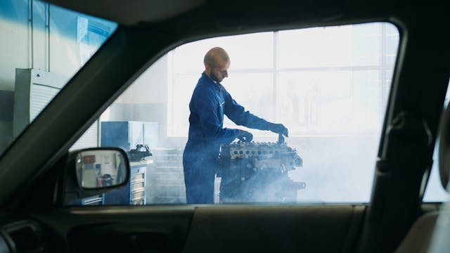 整備工場で車両の修理をしている特定技能外国人