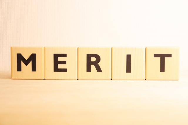 MERITと書かれた木のブロック