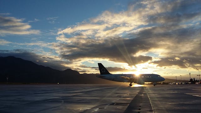 空港に停まっている飛行機