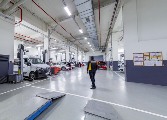 自動車整備工場内の様子