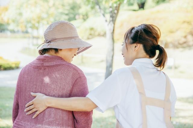 高齢者の支援をしている介護士