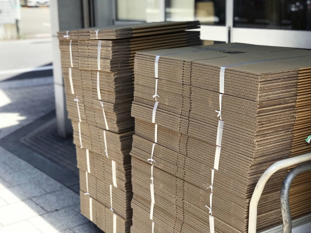 製紙製造業内に置かれた段ボール箱