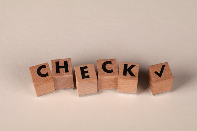 CHECKと書かれた木のブロック