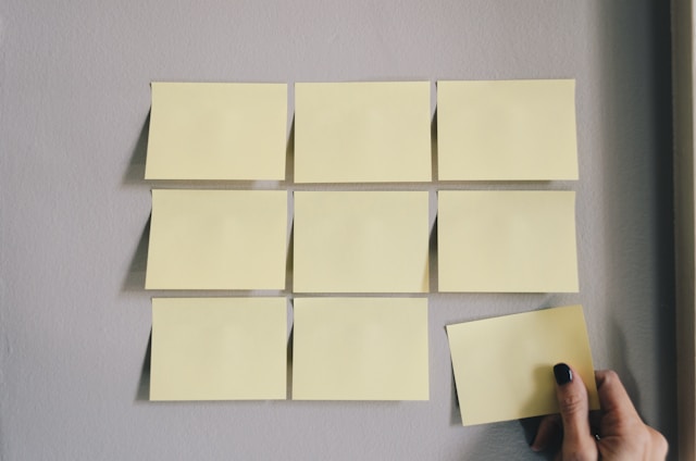 要件を書いた付箋が貼られたホワイトボード