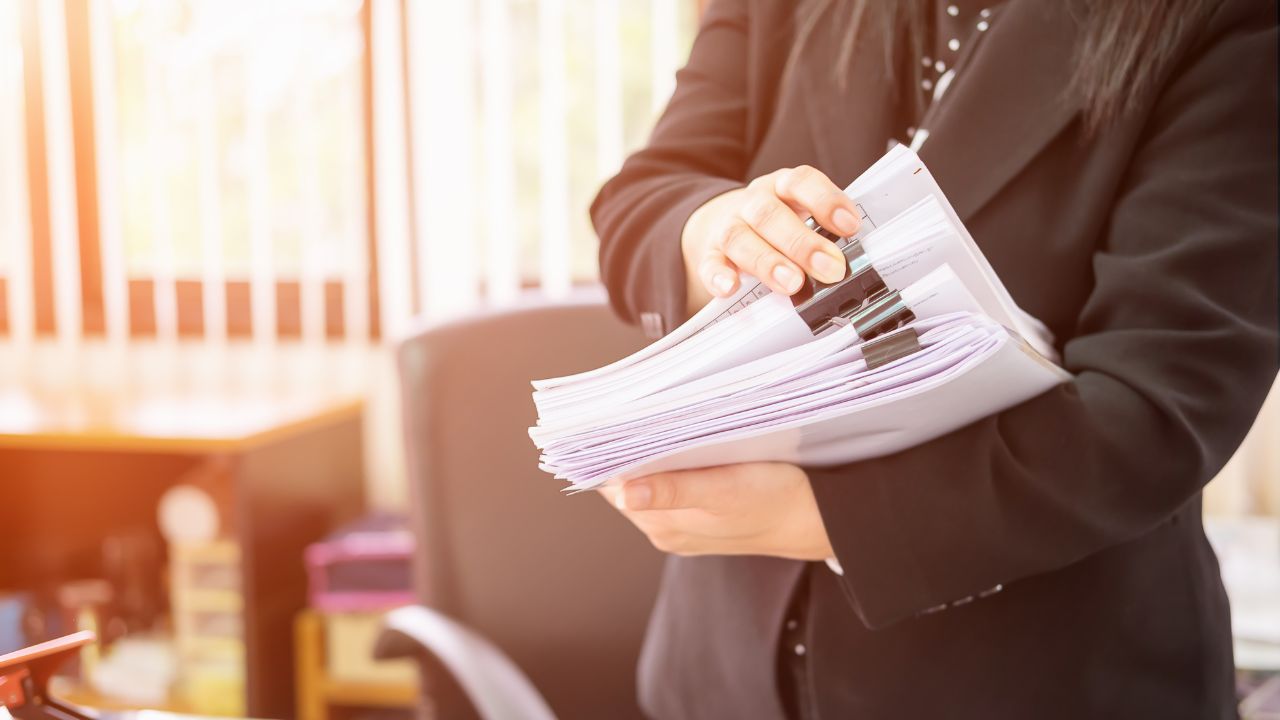 申請書類を抱えている受け入れ企業の社員