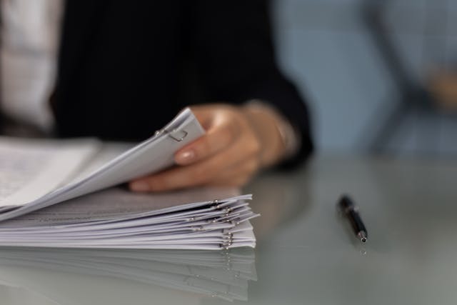 外国人受け入れのための書類準備をしている社員