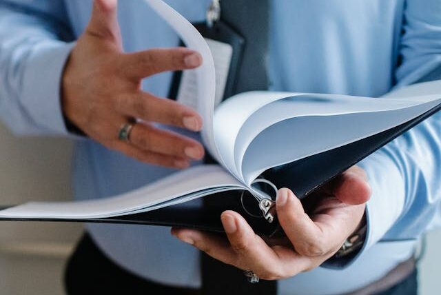 申請書類のチェックをしている受け入れ企業の担当者