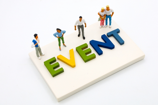 EVENTと書かれたも字とミニチュアの外国人材の人形