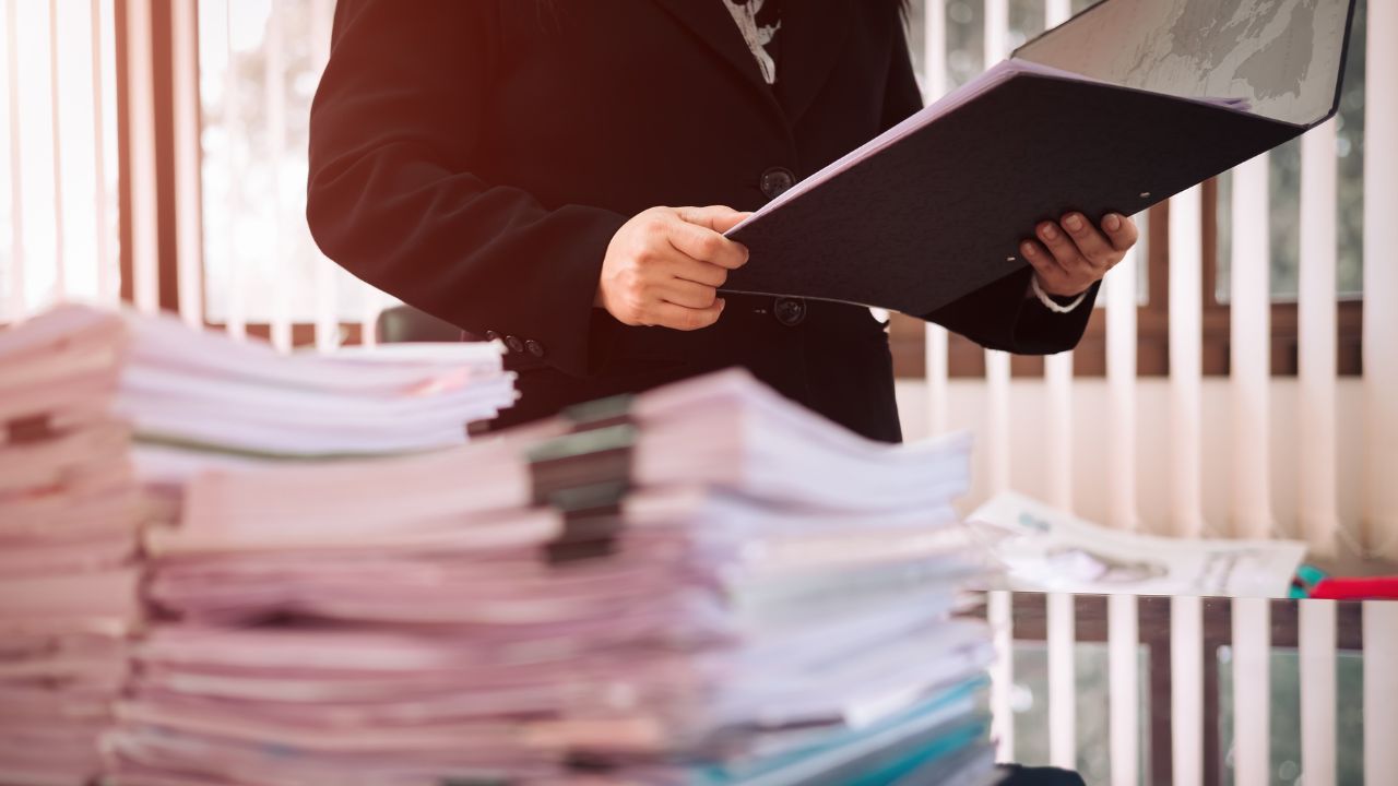 特定技能外国人受け入れのための書類を準備している社員