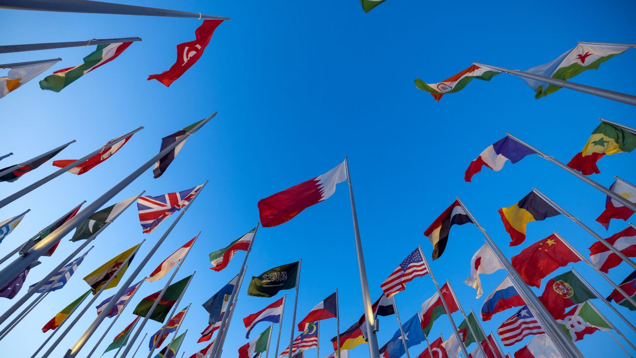 グローバルビジネスをイメージした世界各国の国旗