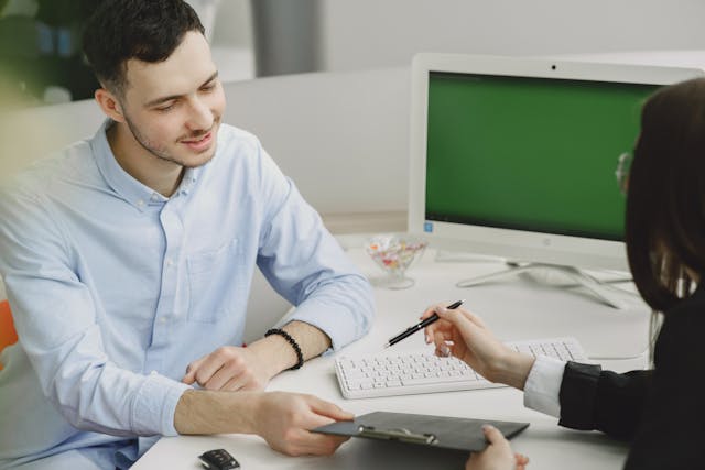 紹介会社とのヒアリングを行っている様子