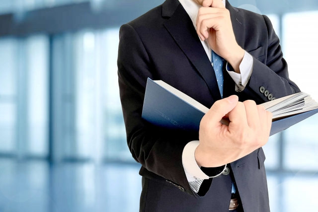 法律の書類を読んでいる受け入れ企業の社員
