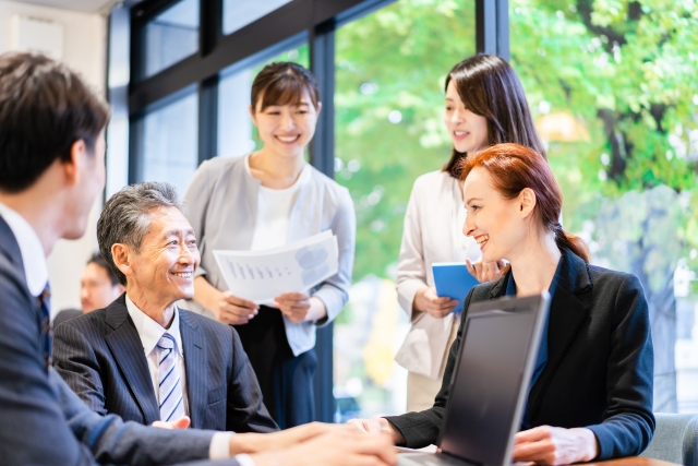 外国人派遣社員との打ち合わせ