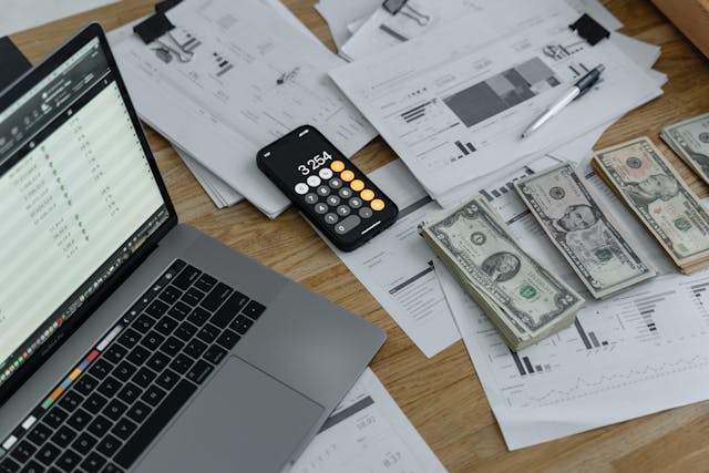 給与の計算をしている経理のデスク