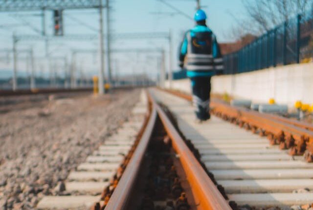 鉄道分野で点検作業をしている労働者