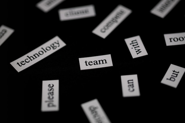 teamやwithなどの英単語が書かれた小さなメモ