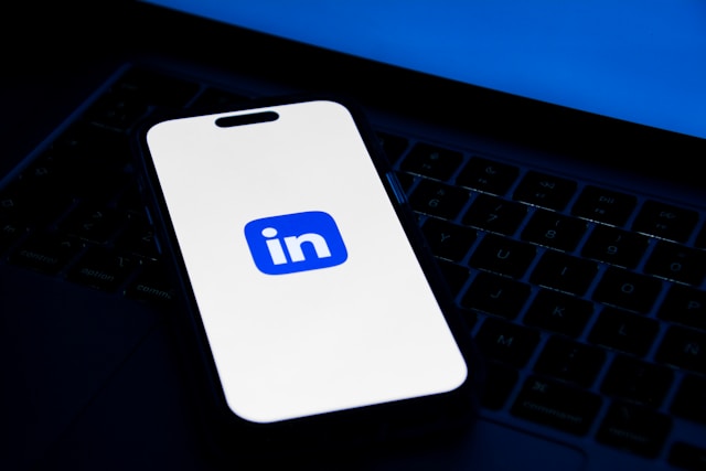 スマホのスクリーン上のLinkedInのロゴ