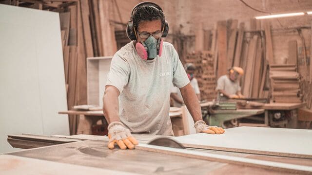 木材の加工作業をしている特定技能外国人
