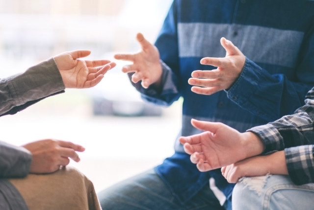 受け入れ企業の社内で外国人社員と会話をしている場面