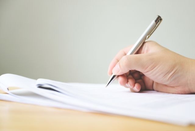 申請書類を準備している受け入れ企業の担当者