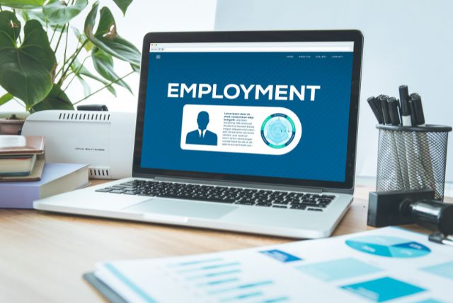 EMPLOYMENTと書かれた文字が映し出されたパソコンのスクリーン