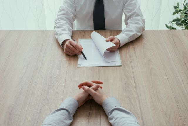 採用面接を行っている候補者と人事担当者