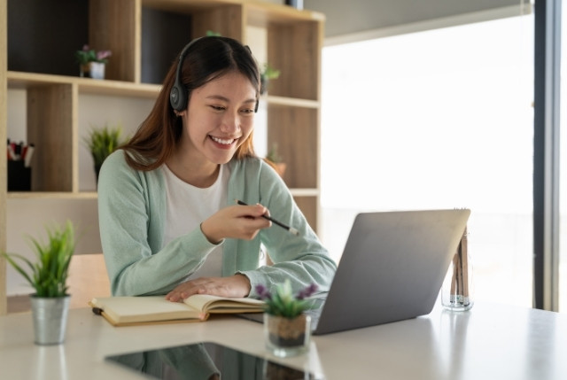 オンラインで日本語学習を受講している外国人女性