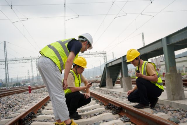 線路上で保守点検をしている鉄道会社の作業員