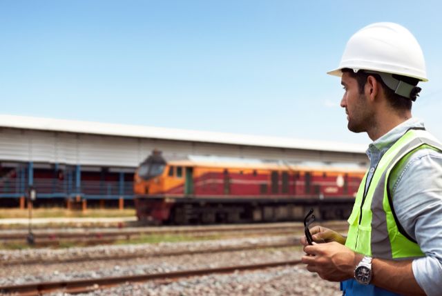 作業をしている鉄道会社の特定技能外国人