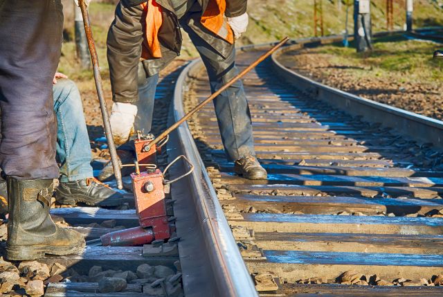 線路上でメンテナンス作業をしている鉄道会社の作業員