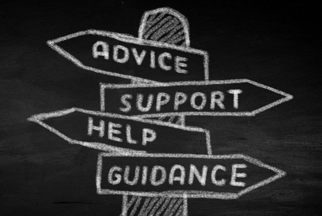 ADVICE, SUPPORT, HELP, GUIDANCEと書かれた看板