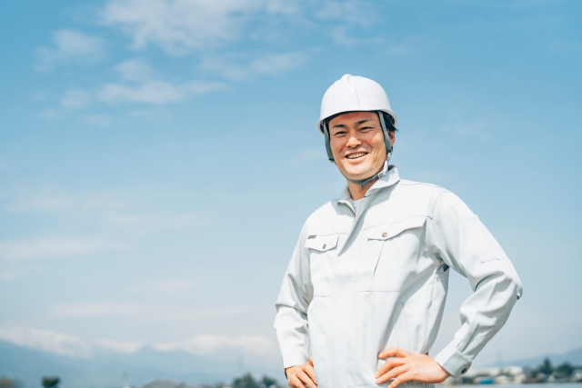 作業服とヘルメットを身につけている林業関係者