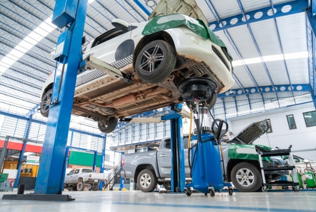 整備工場で車両修理中の車
