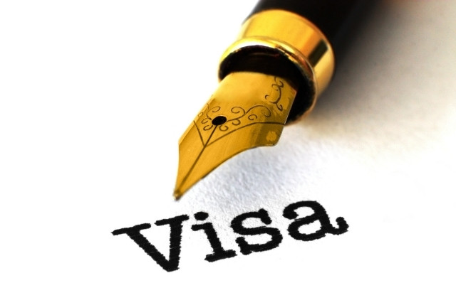 金の万年筆がVisaの文字を示すイメージ。外国人労働者の在留資格や就労ビザ取得に関する最新情報と企業向けガイドの解説用
