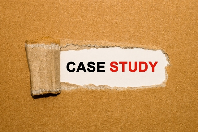 破いた用紙の下からCASE STUDYの文字が出てきた場面