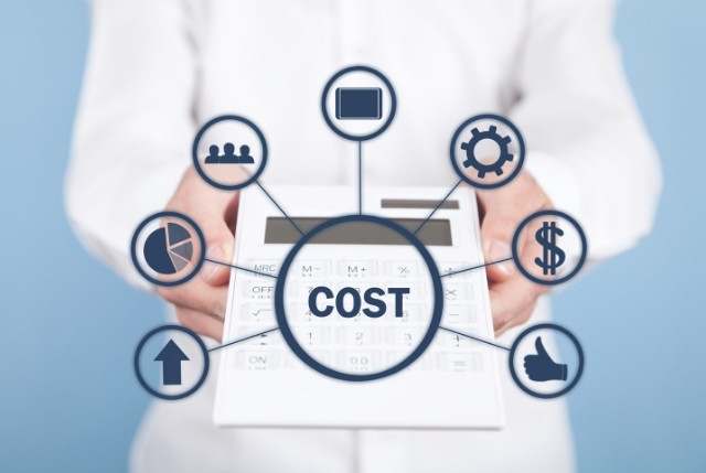 電卓の上に“COST”の文字と複数のアイコンが表示され、採用にかかる費用や要素をイメージ化した図