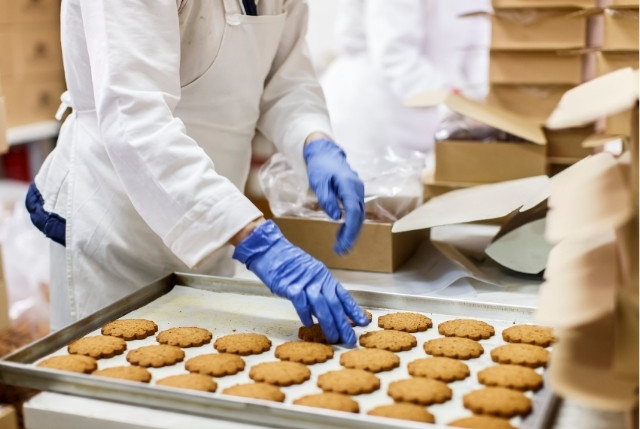菓子製造業の工場内で詰め合わせ作業を行っている特定技能外国人