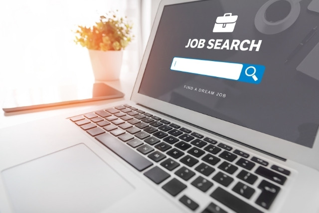 ノートパソコンの画面に“JOB SEARCH”と検索バーが表示されている様子。外国人正社員の求人・採用活動や転職サイトの利用をイメージできる場面