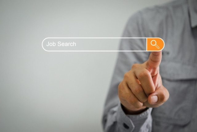 指で検索ボタンを押す人物と『Job Search』と表示された検索バー。求人検索や外国人材の採用活動、就職情報の探し方をイメージした写真